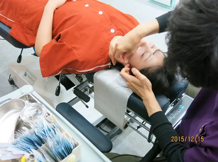 턱 주변 저작근에 침 진료를 시행하는 장면